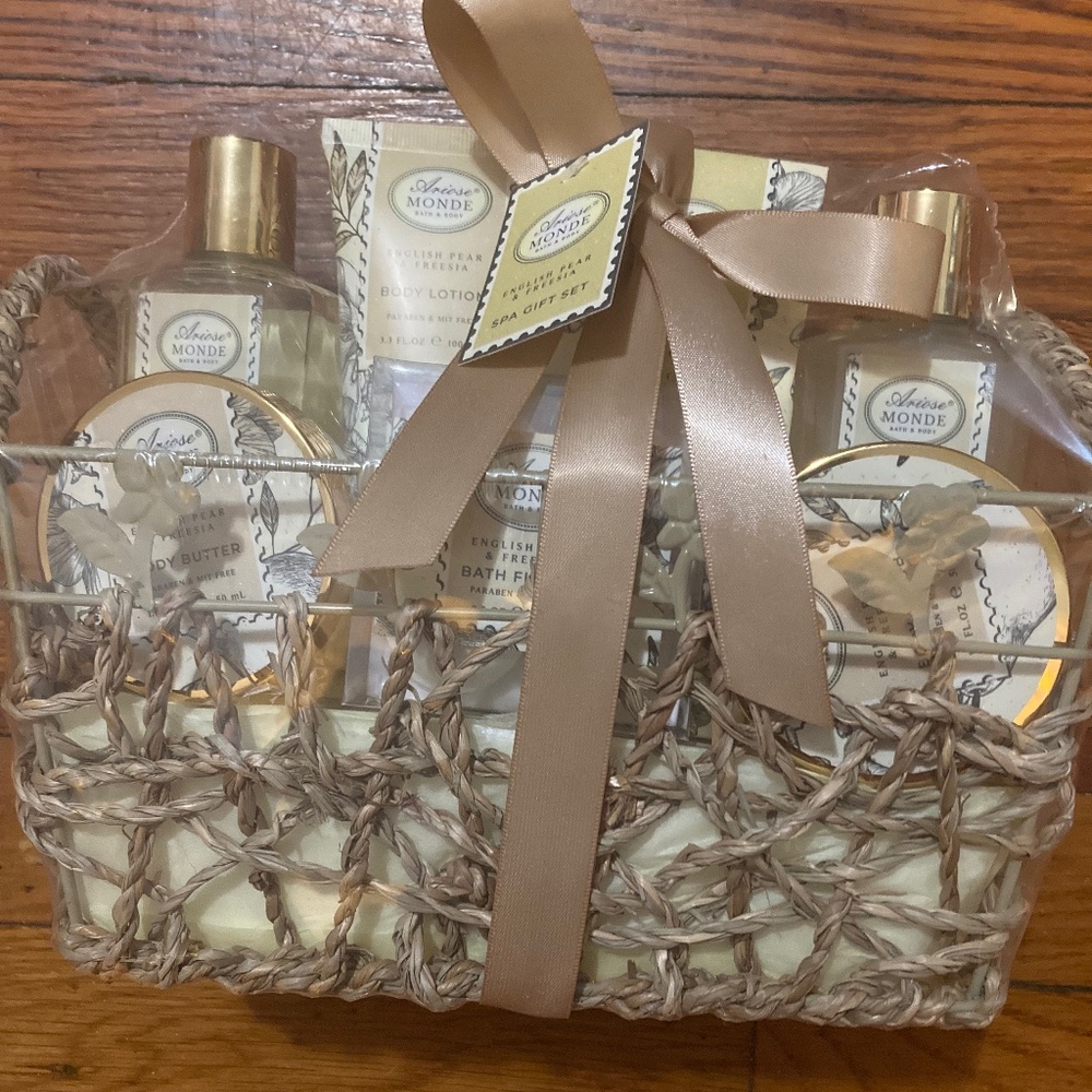Bath & Shower Spa Gift Basket Set, with English Pear